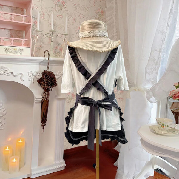 adjustable tie-back waist on sweet lace lolita apron