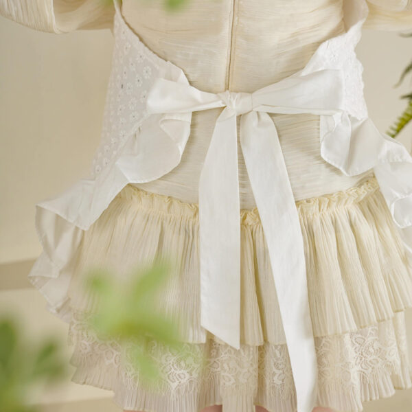 cute apron for women with big lace ruffle bow hem, sheer floral embroidery decorative kitchen apron, non-waterproof lightweight cotton