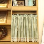 Plaid farmhouse cafe curtain hanging on wooden cabinet, green check lace short curtain
